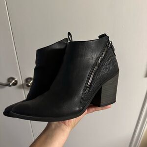 Universal Thread Black Textured Ankle Boots